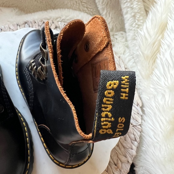 DR Marten's LEONA WOMEN'S VINTAGE SMOOTH LEATHER HEELED BOOTS Size 6 WM - Picture 13 of 15